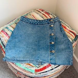 Brand- Forever 21, Size- small, color- light wash